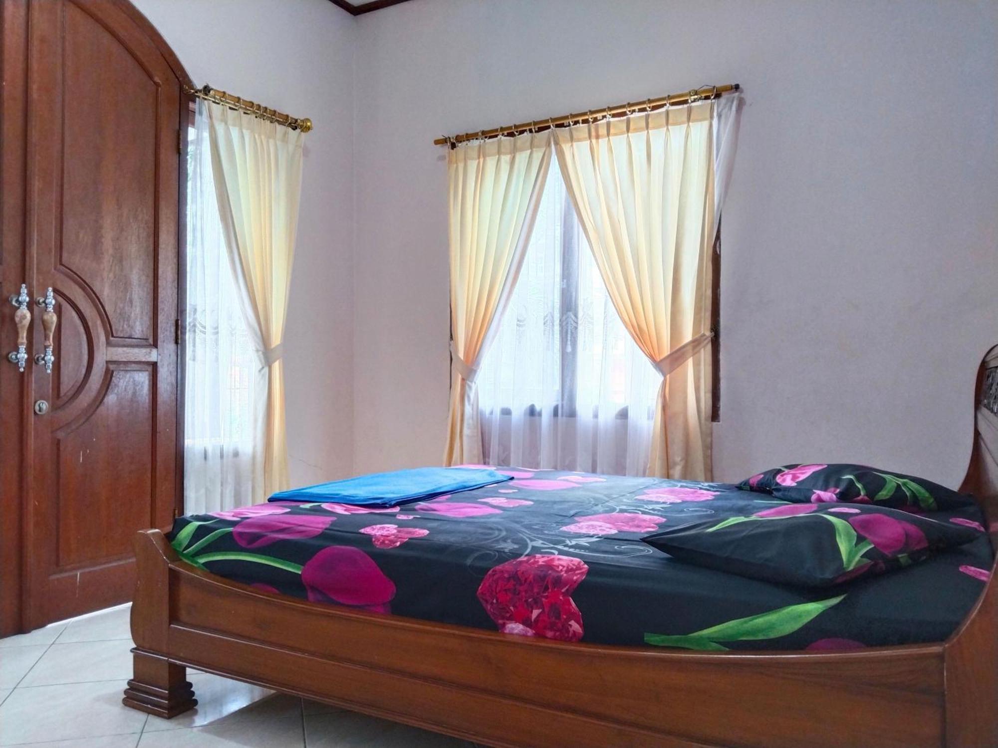 Villa Yustisia Curug 7 Cilember Cisarua Exterior foto