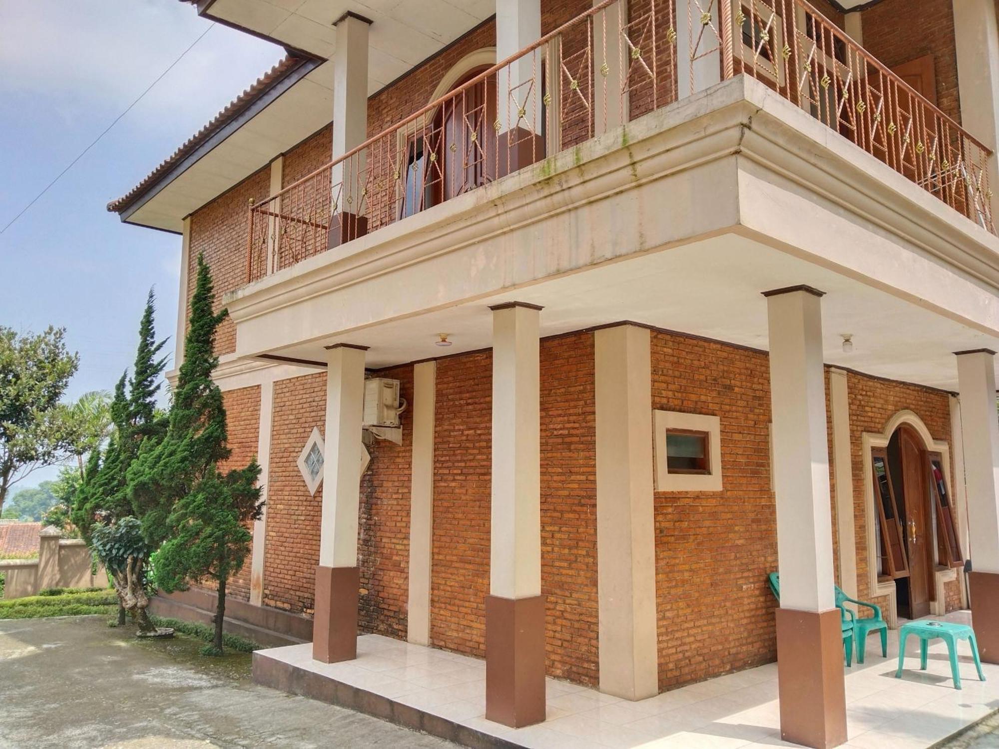 Villa Yustisia Curug 7 Cilember Cisarua Exterior foto