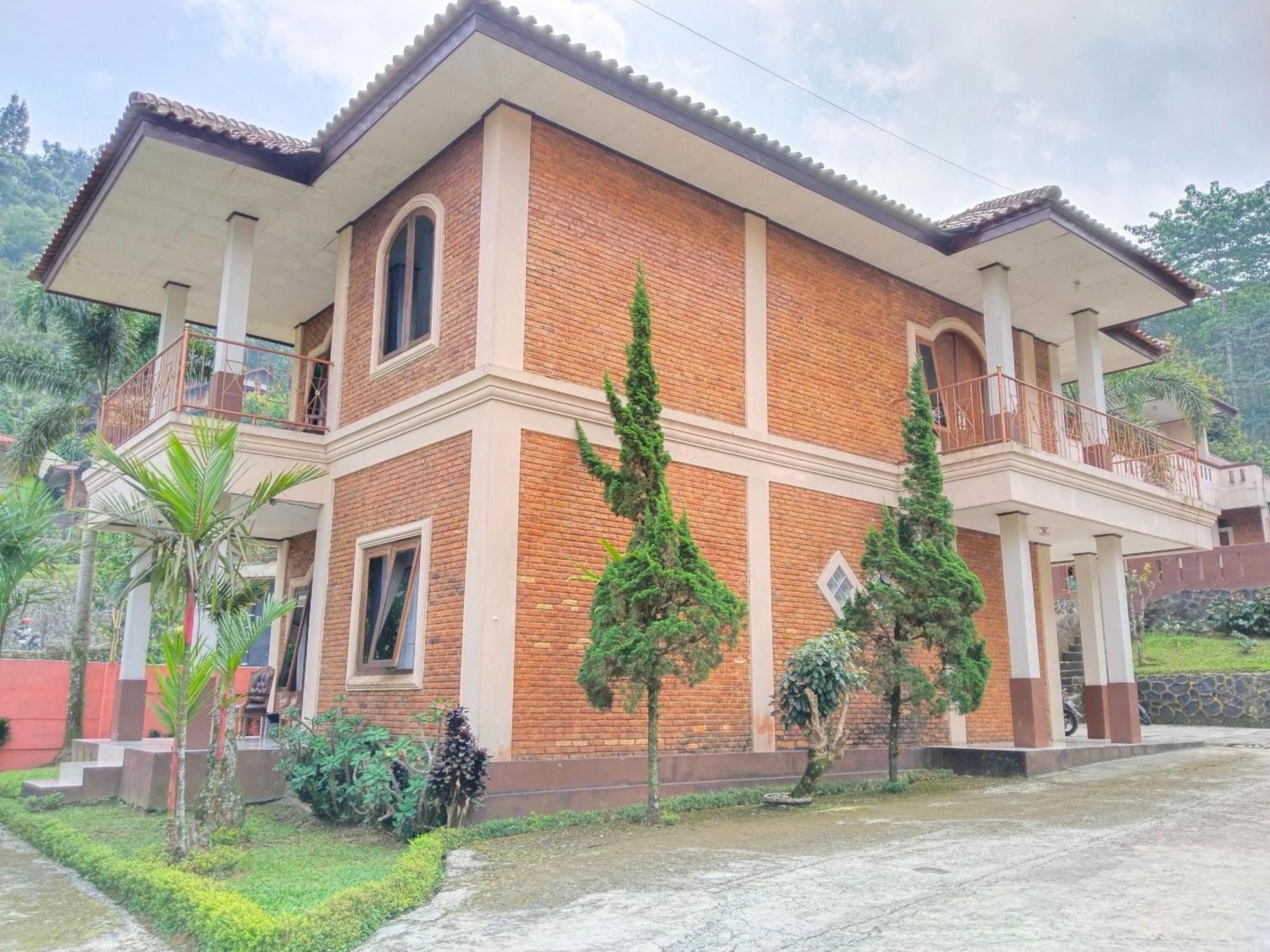 Villa Yustisia Curug 7 Cilember Cisarua Exterior foto