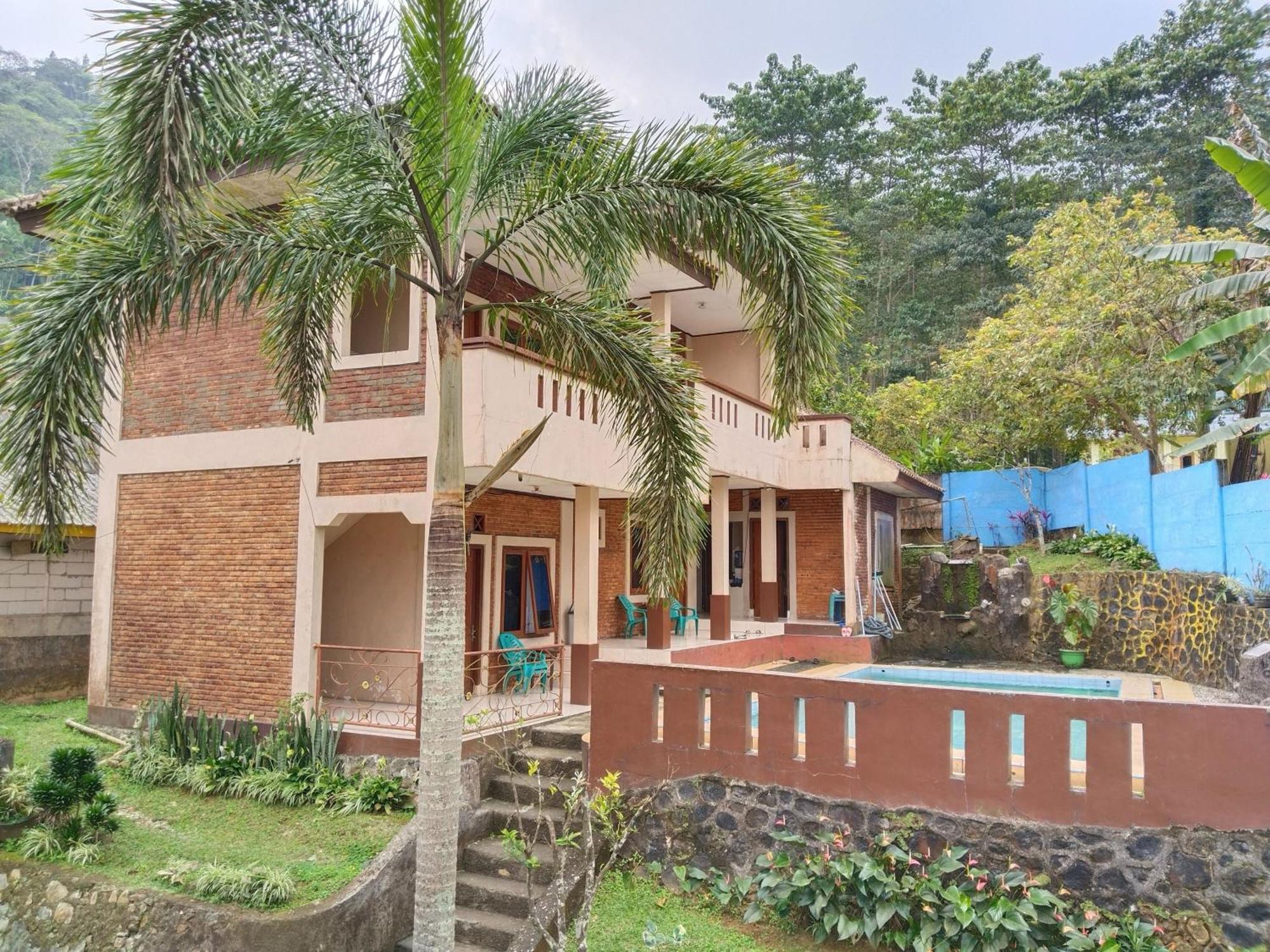 Villa Yustisia Curug 7 Cilember Cisarua Exterior foto