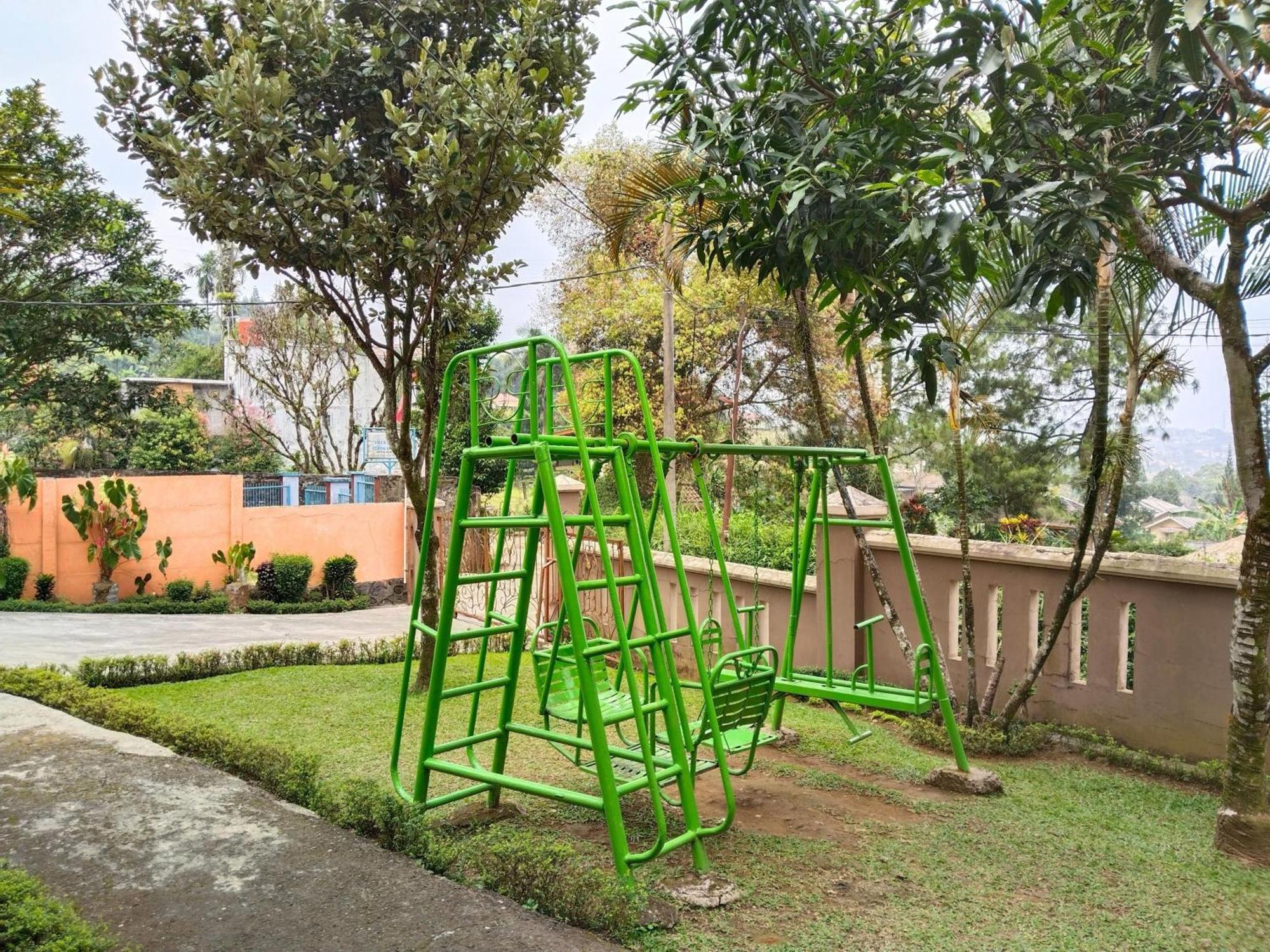 Villa Yustisia Curug 7 Cilember Cisarua Exterior foto