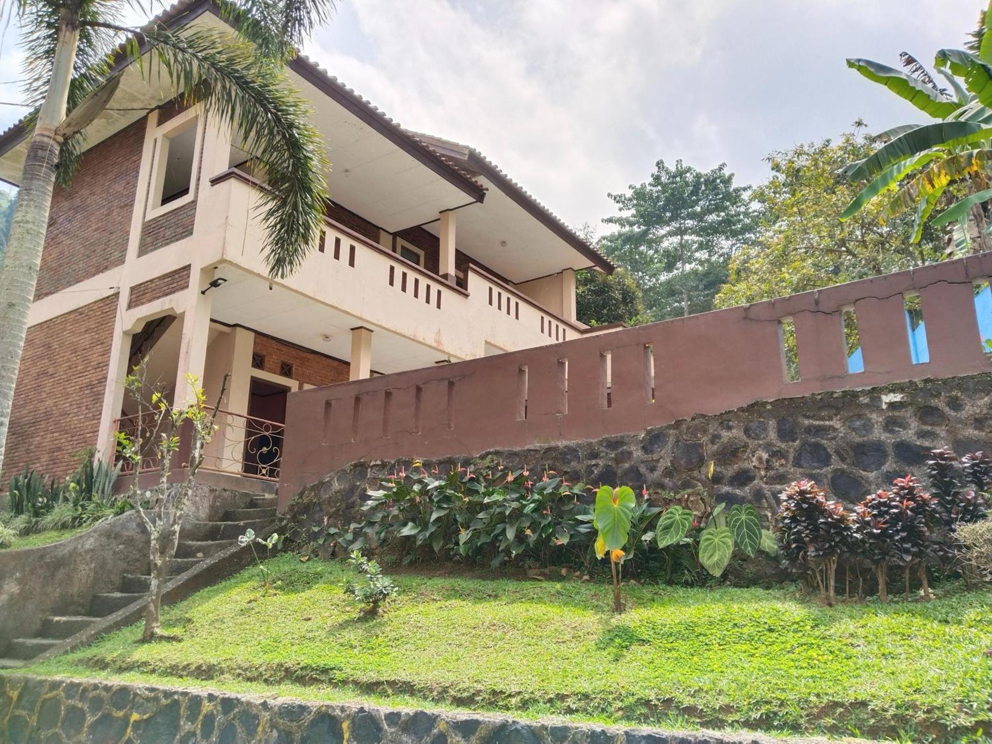 Villa Yustisia Curug 7 Cilember Cisarua Exterior foto